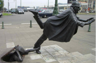 trip fall street art statue belgium3